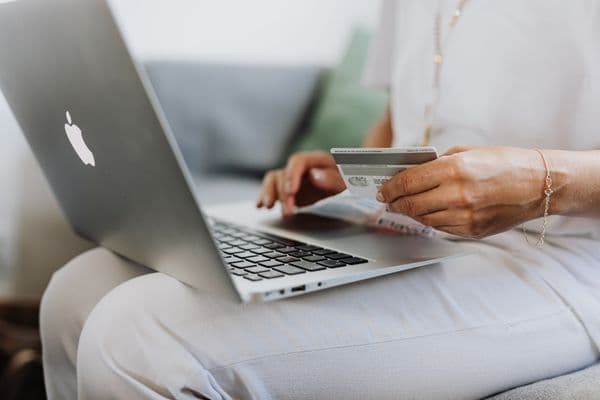 Porównywanie ofert pożyczek online w porównywarce na telefonie
